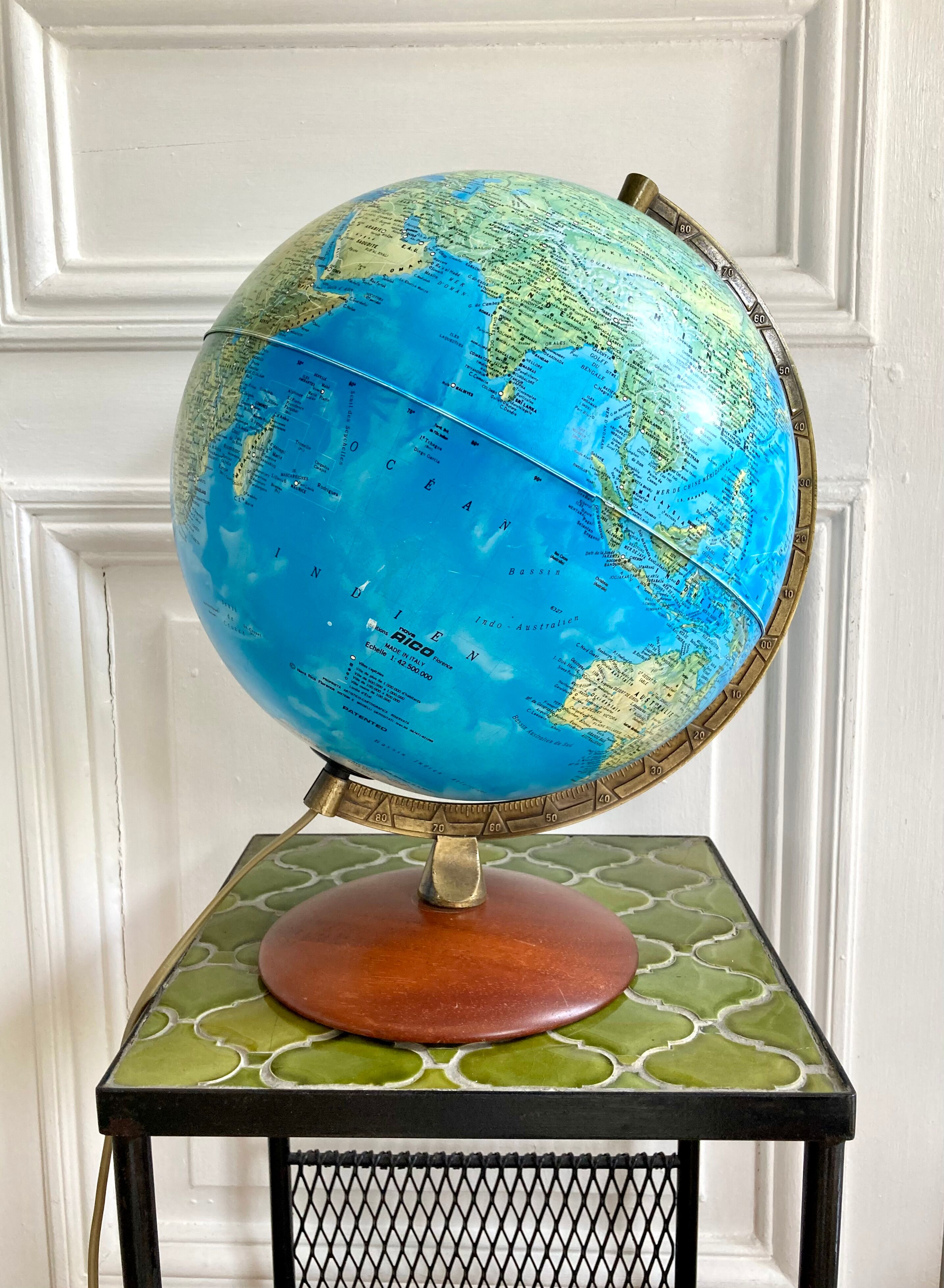 Mappemonde globe terrestre lumineux