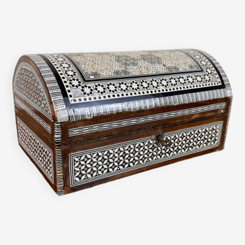 Syria 20th century: Jewelry box / casket with compartments in mother-of-pearl marquetry