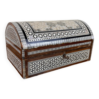 Syria 20th century: Jewelry box / casket with compartments in mother-of-pearl marquetry