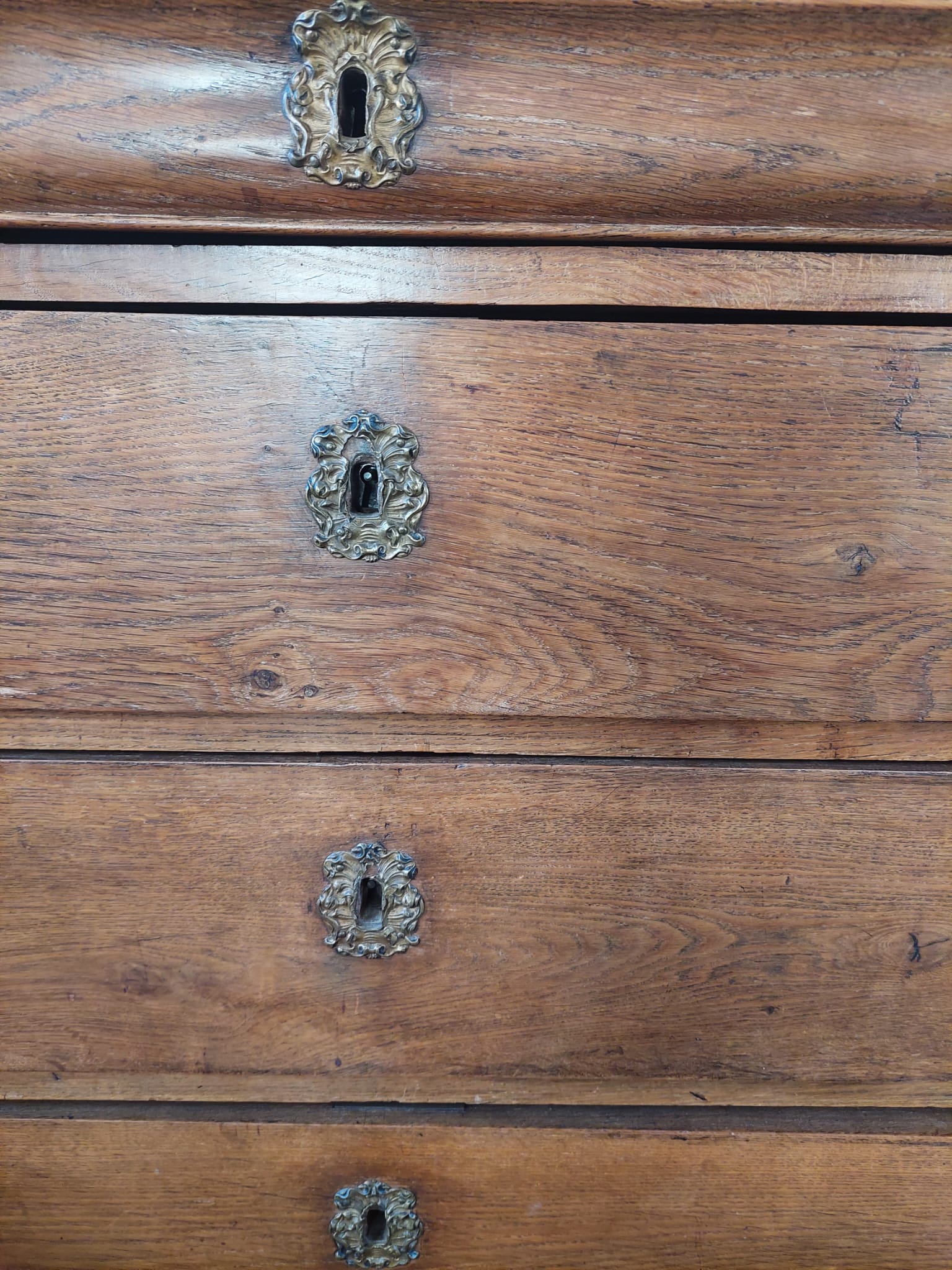 Commode en chêne blond mouluré