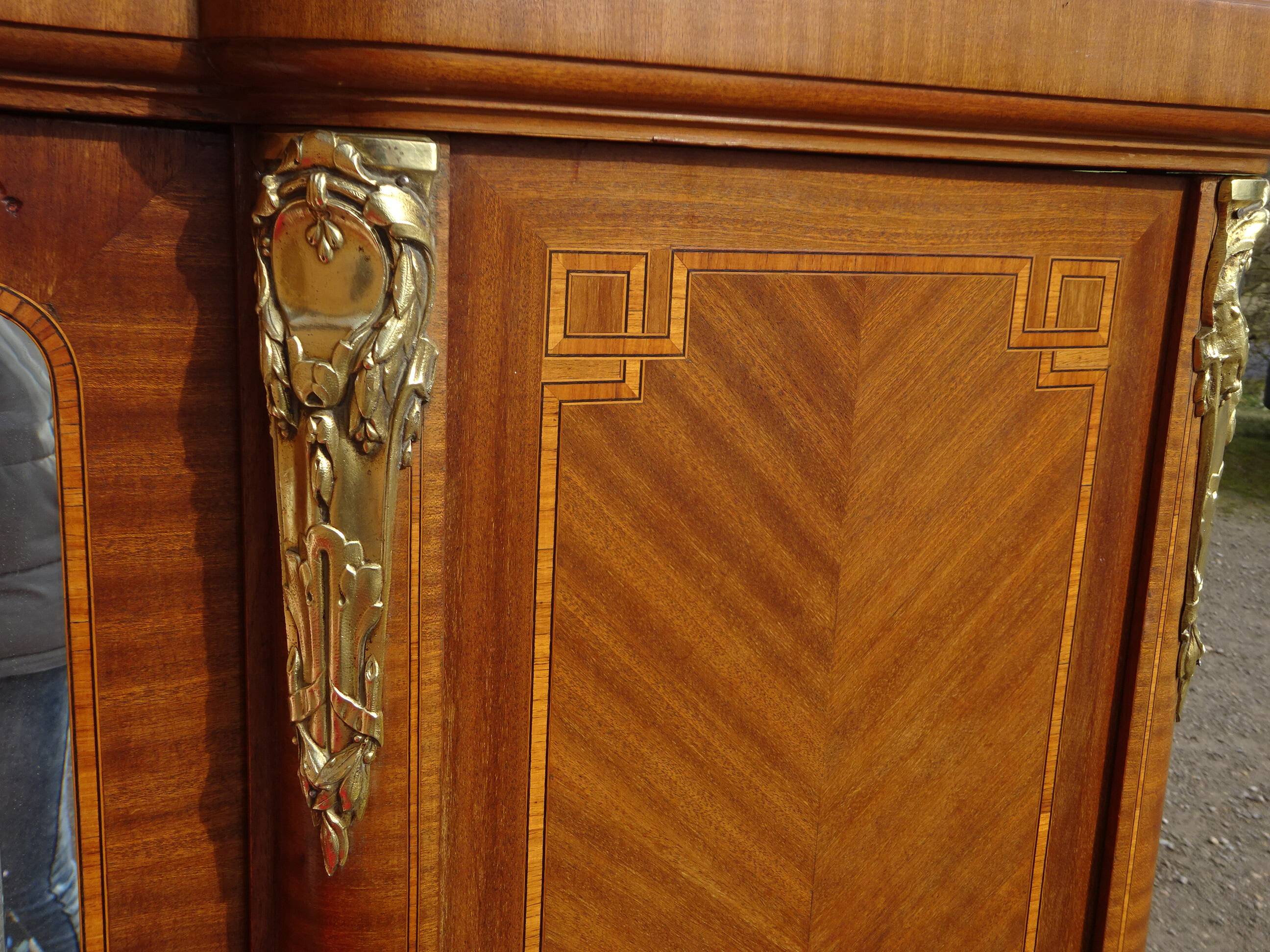Armoire ancienne style Louis XVI avec bronzes et marqueterie de bois