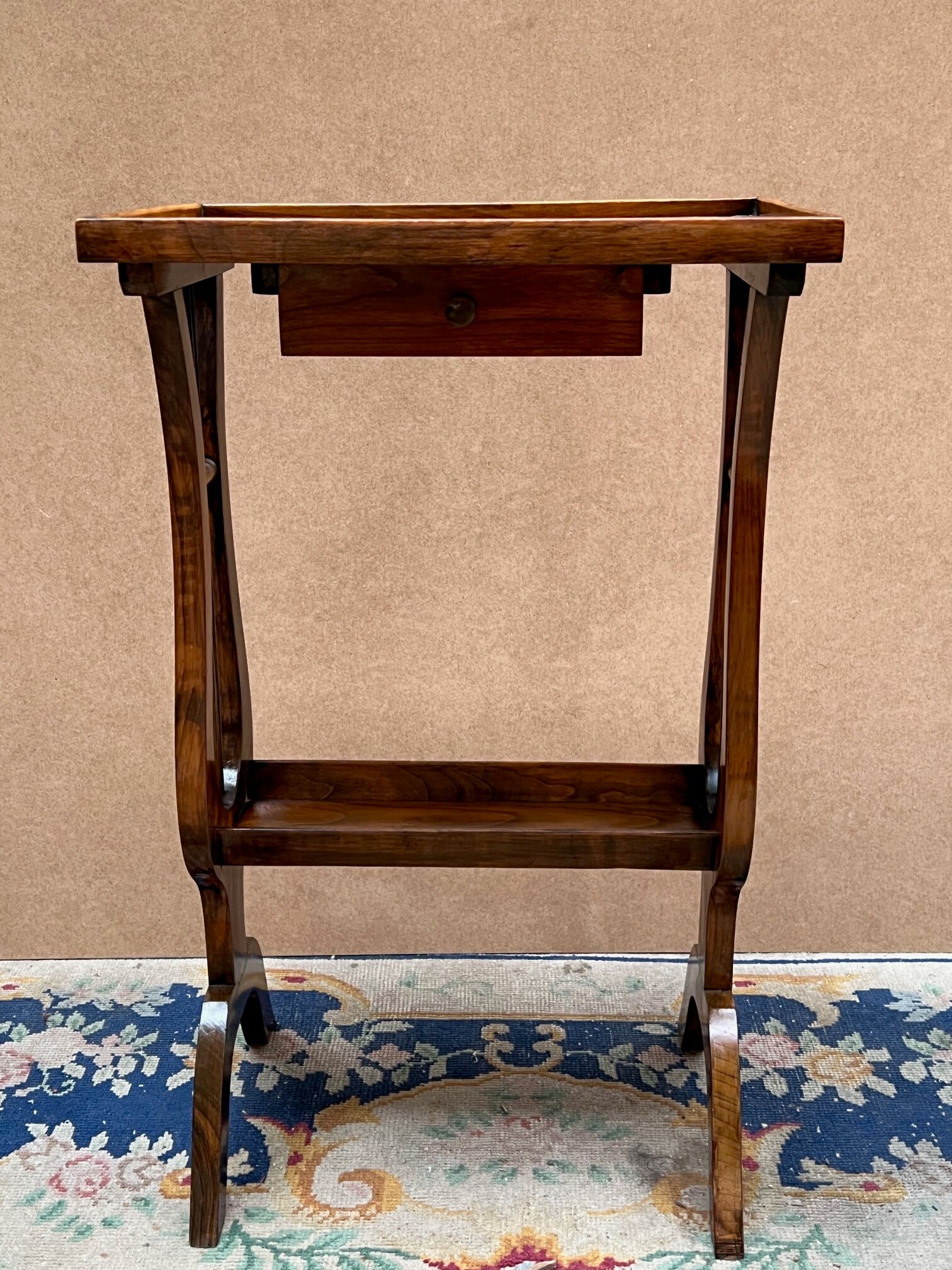 Table double harp feet lyre.
