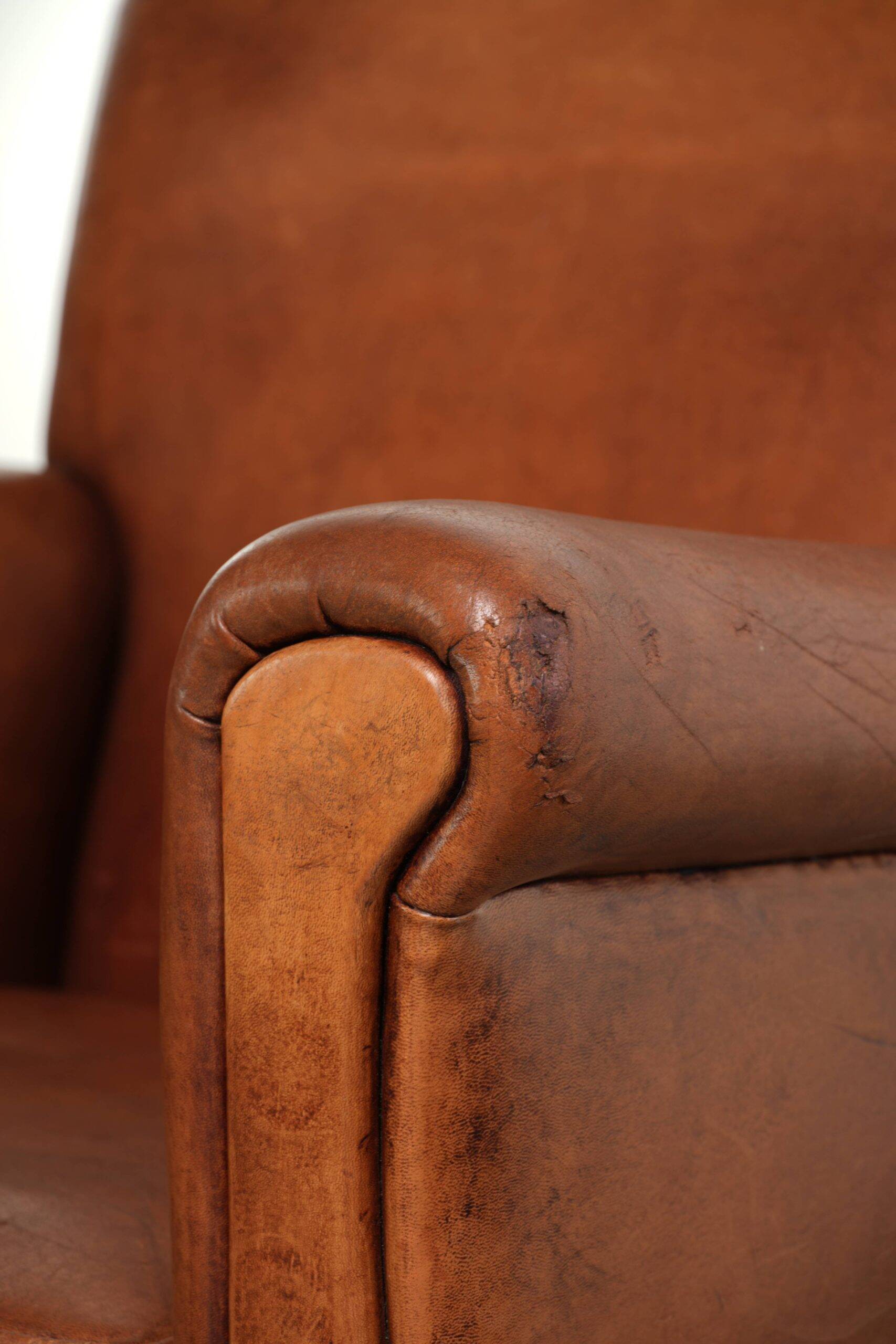 Timeless sheepskin armchair with beautiful colours and a good design
