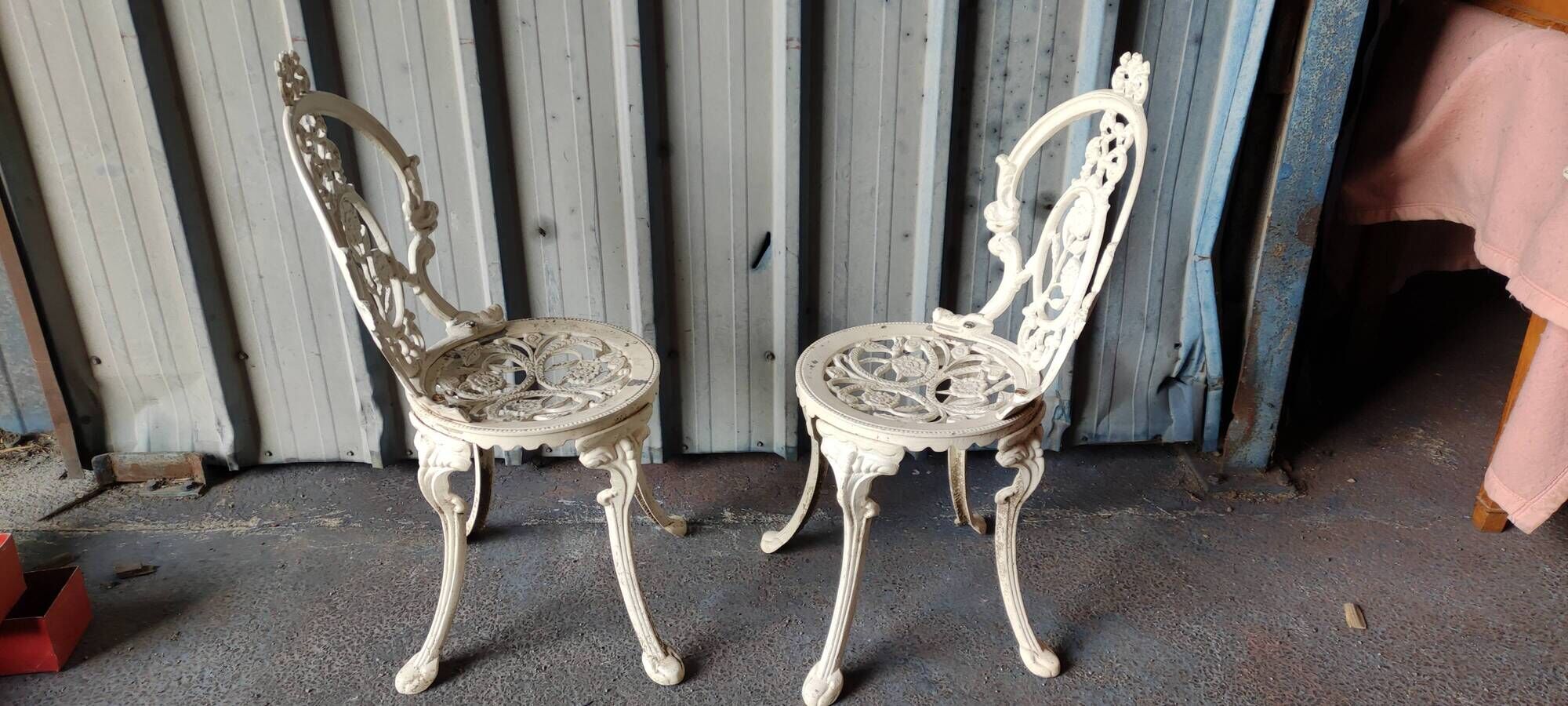 Pair of outdoor chairs in cast aluminum floral decoration