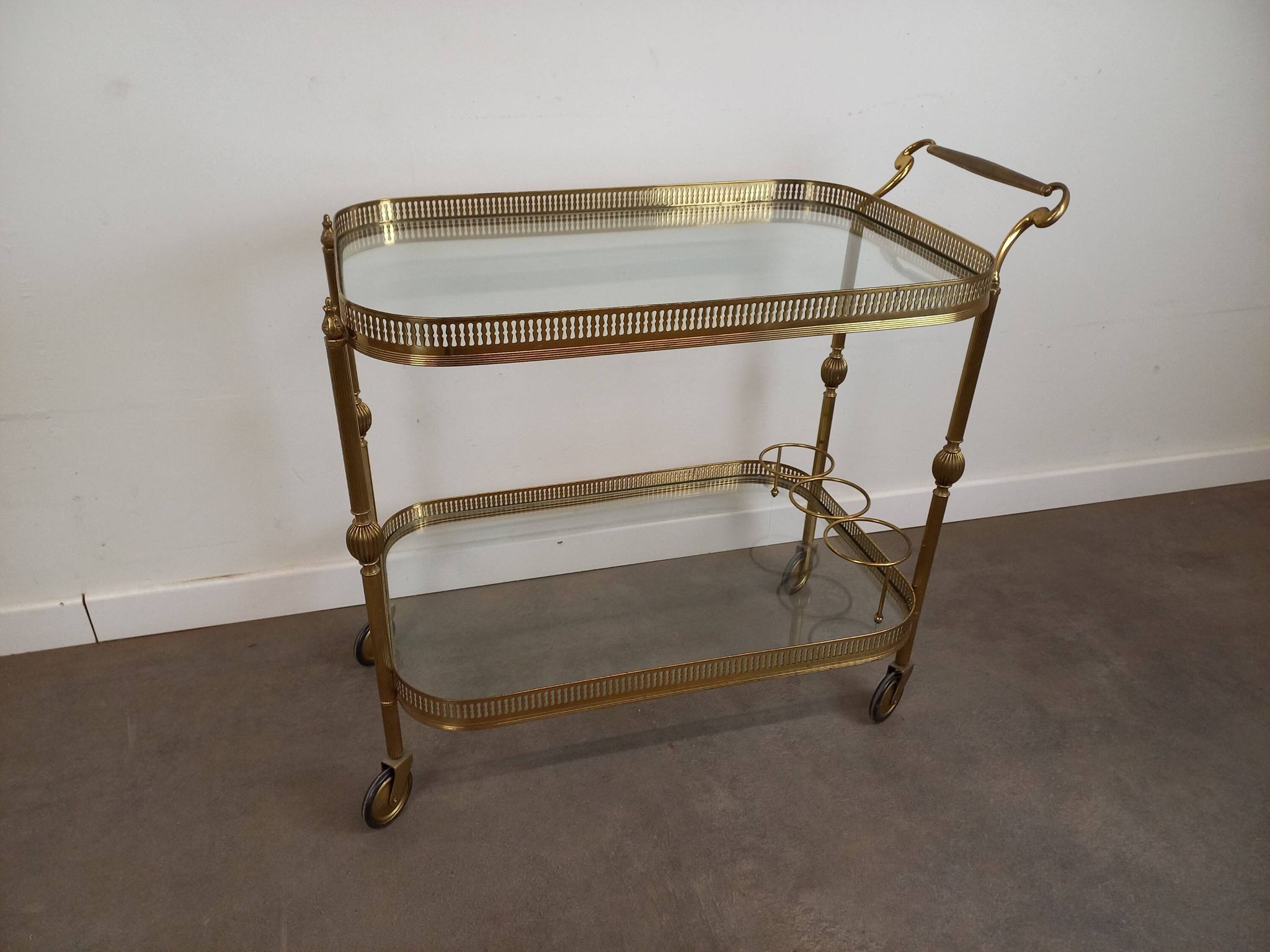 Desserte roulante en laiton doré et verre