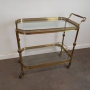 Desserte roulante en laiton doré et verre