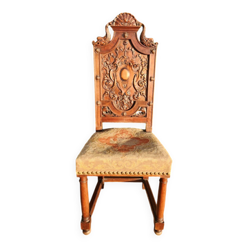 Chaise ancienne en noyer sculpte