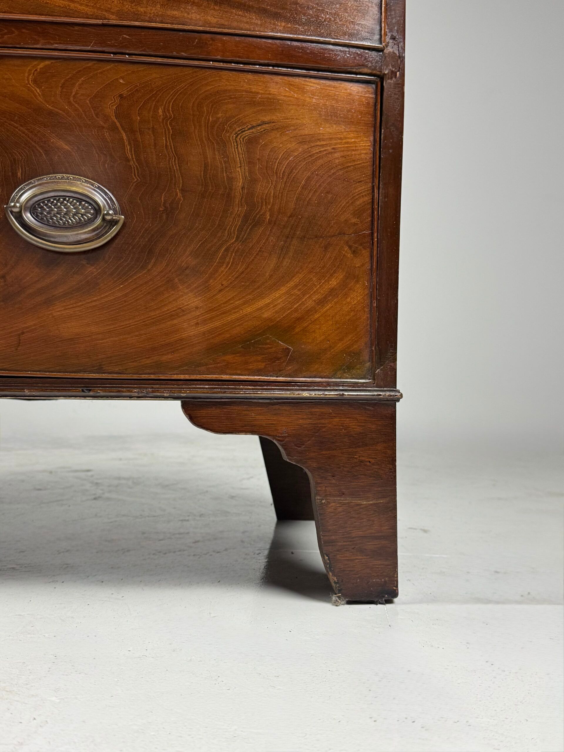 Commode en acajou à façade bombée