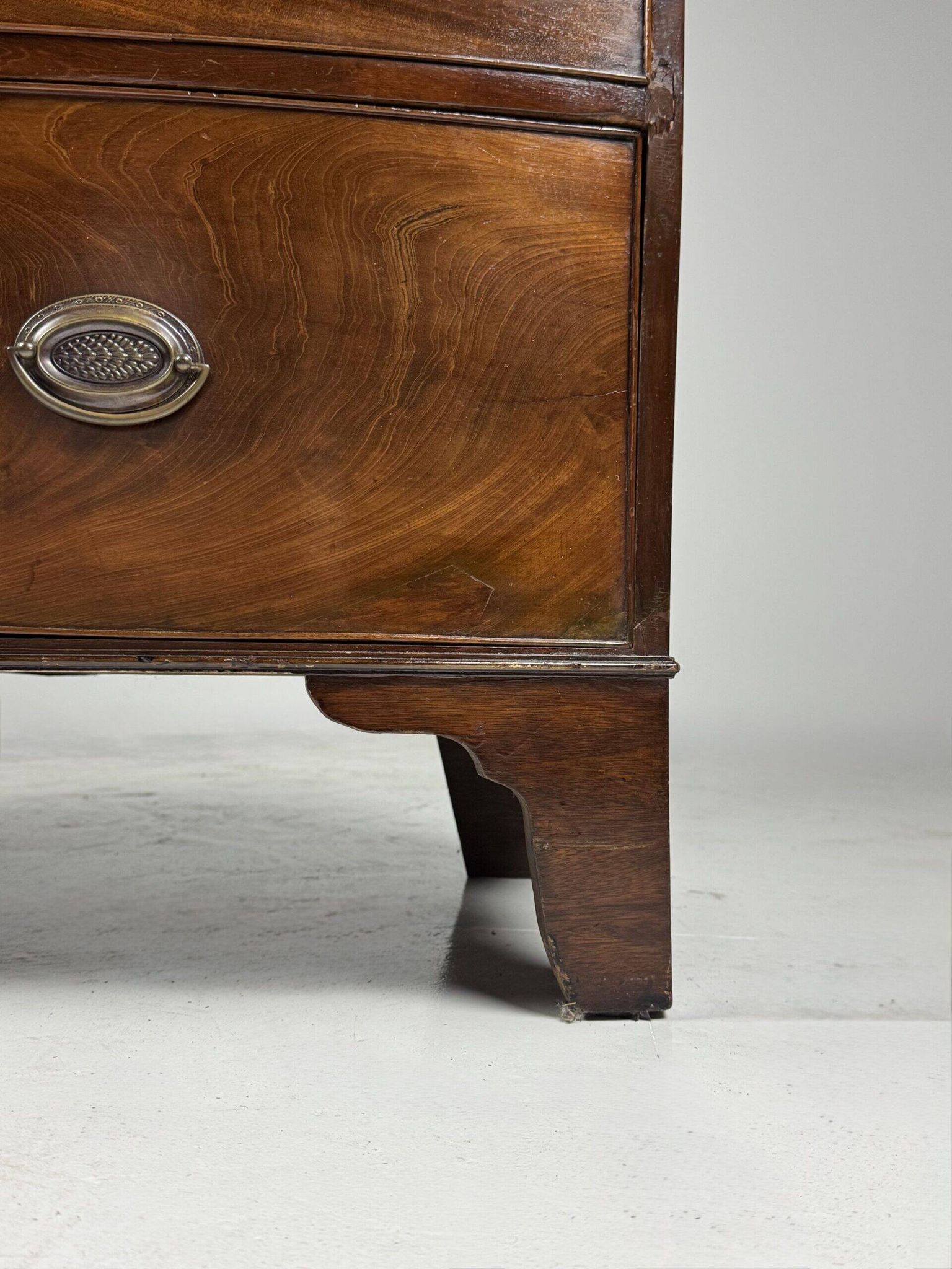 Commode en acajou à façade bombée