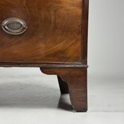 Commode en acajou à façade bombée