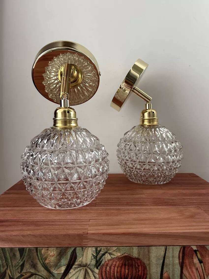 Paire d’appliques murales globes en verre ciselé