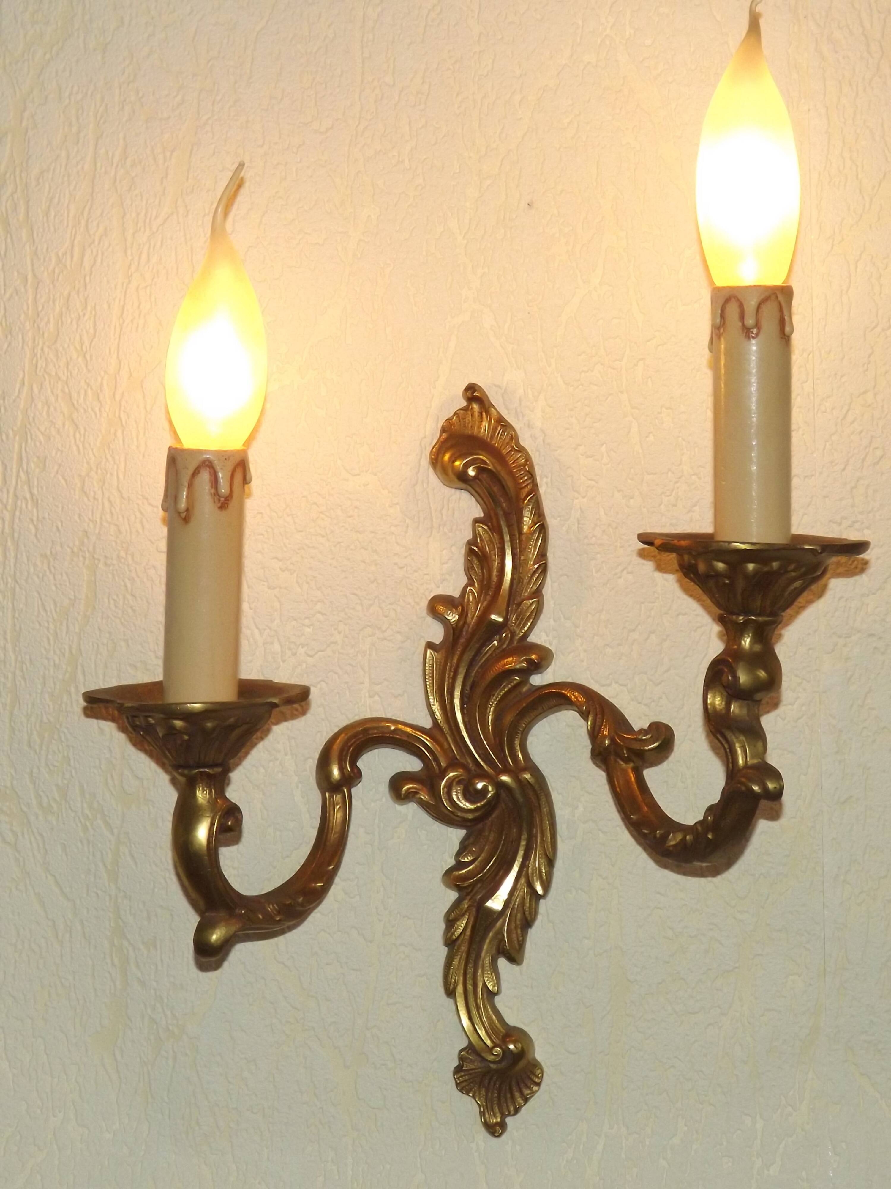 Vintage French bronze wall sconce with acanthus leaves and two light arms 51