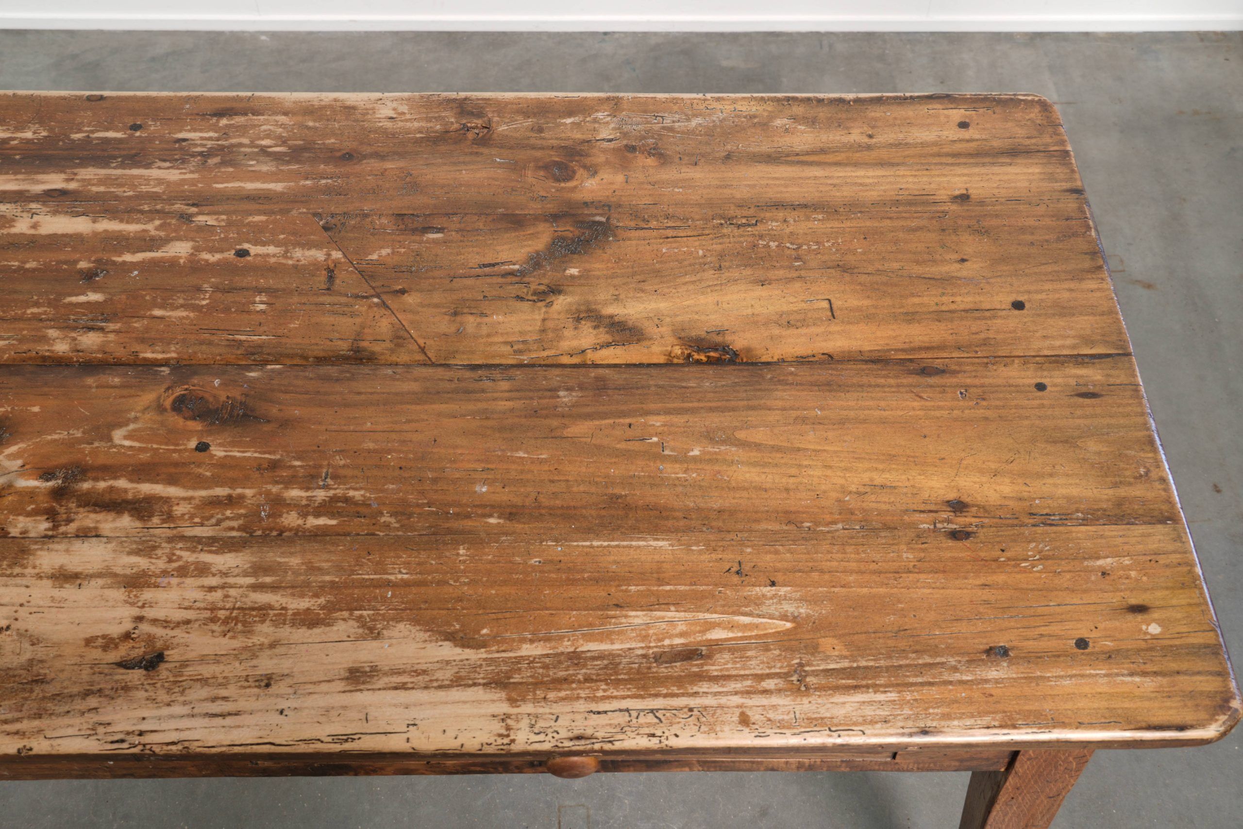 Table de ferme française du 19ème siècle pour 4 à 6 personnes.