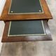 Bureau Louis XVI tapis cuir vert avec tablettes