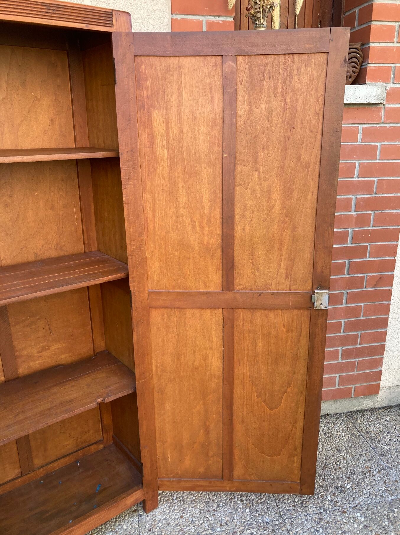 Old Parisian bonnetière