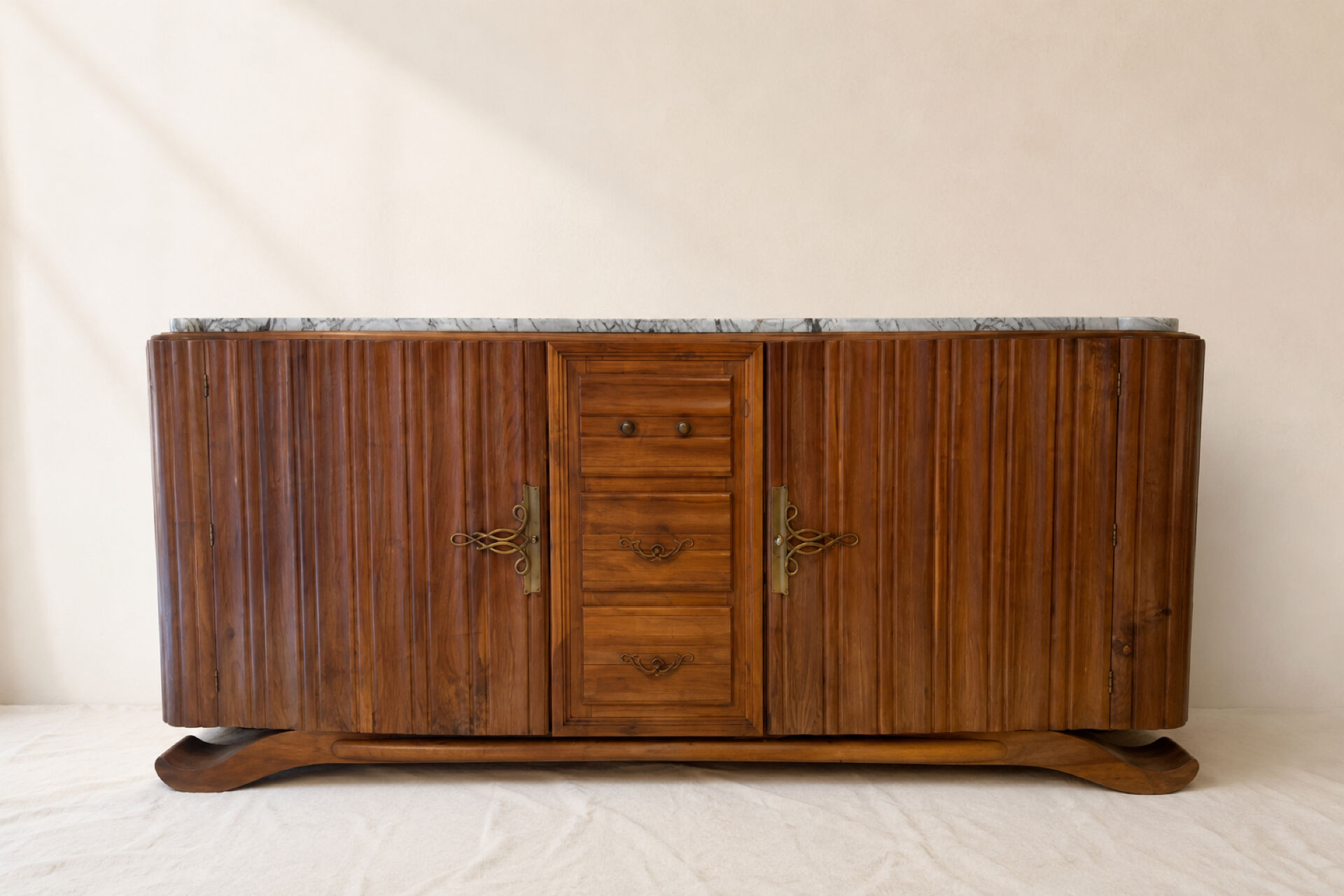 Art Deco buffet in fluted wood and veined marble