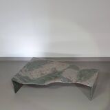 Table basse en granit de forme libre, façade ondulée graduée. Hollande '70