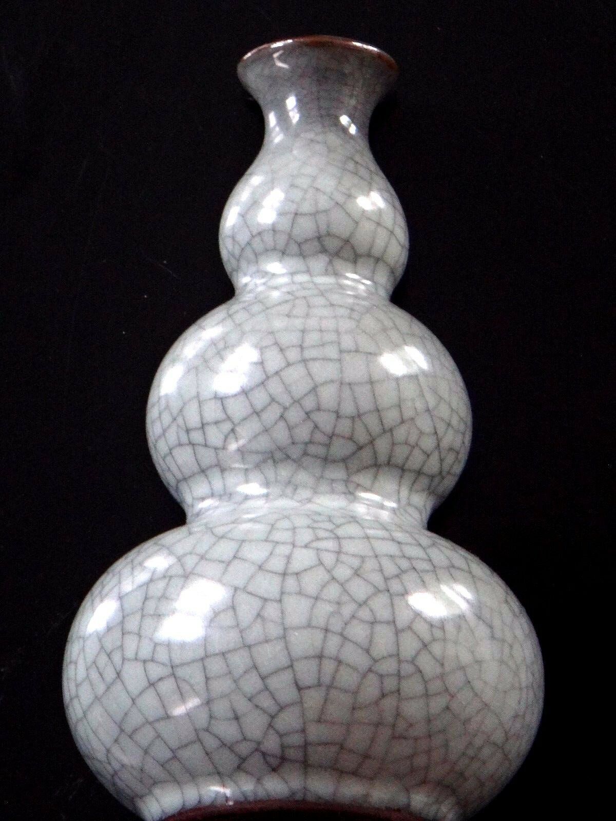 Chinese vase thatdon craddling triple gourd China around 1950
