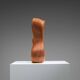 Sculpture abstraite avec des courbes organiques fluides.