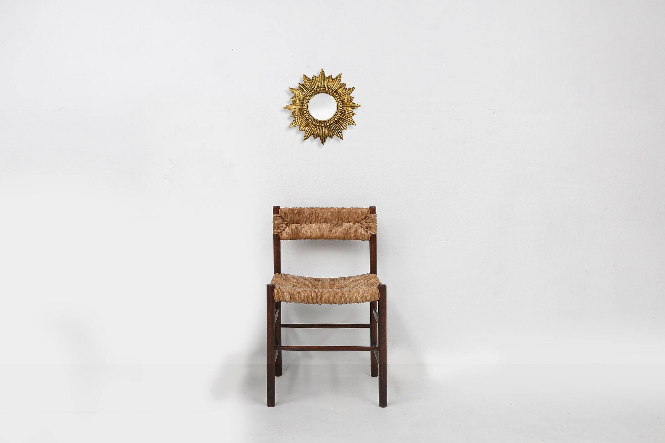 Miroir en résine en forme de soleil doré avec miroir convexe, France, années 1960.