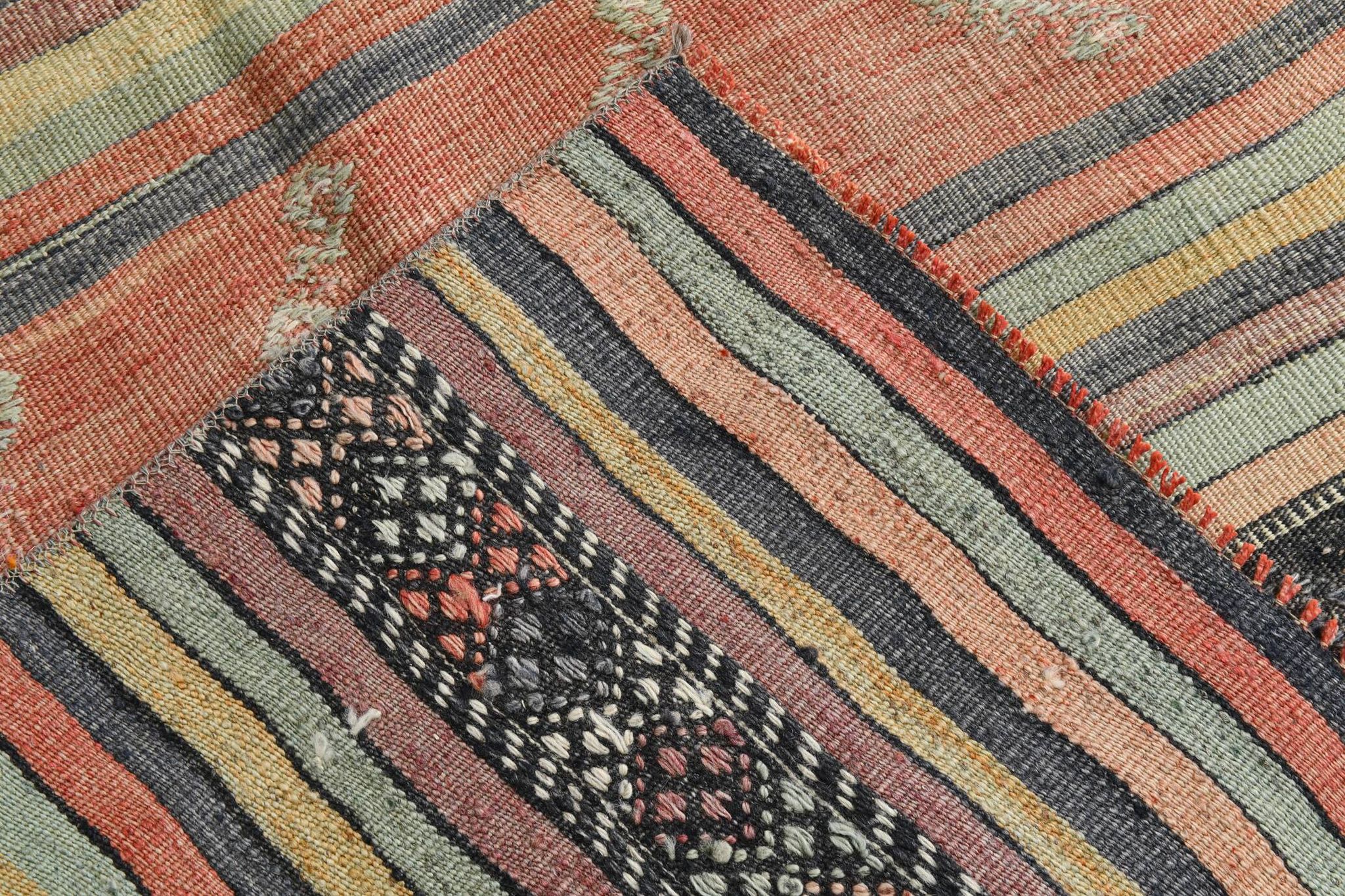 Tapis Kilim à rayures rouges et vertes, 130 x 205 cm