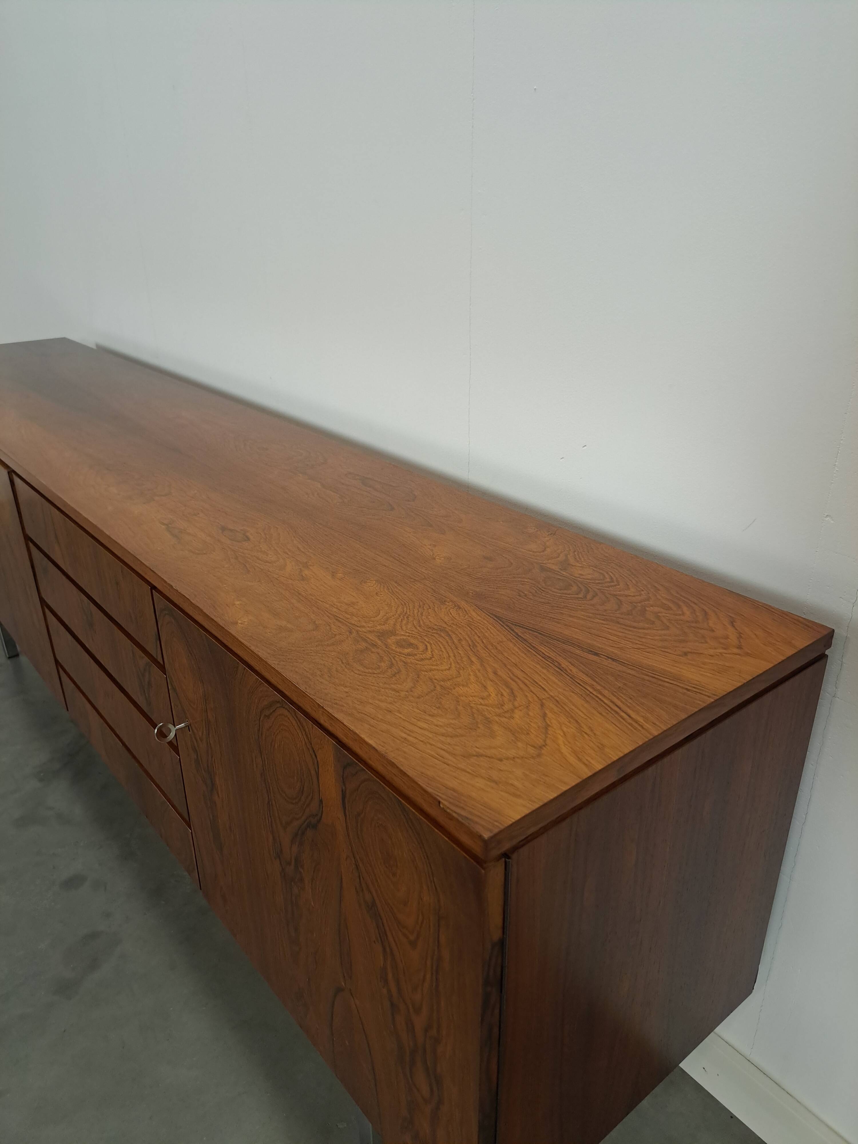 Dressoir rio palissandre plus fin avec chromen poten en lades