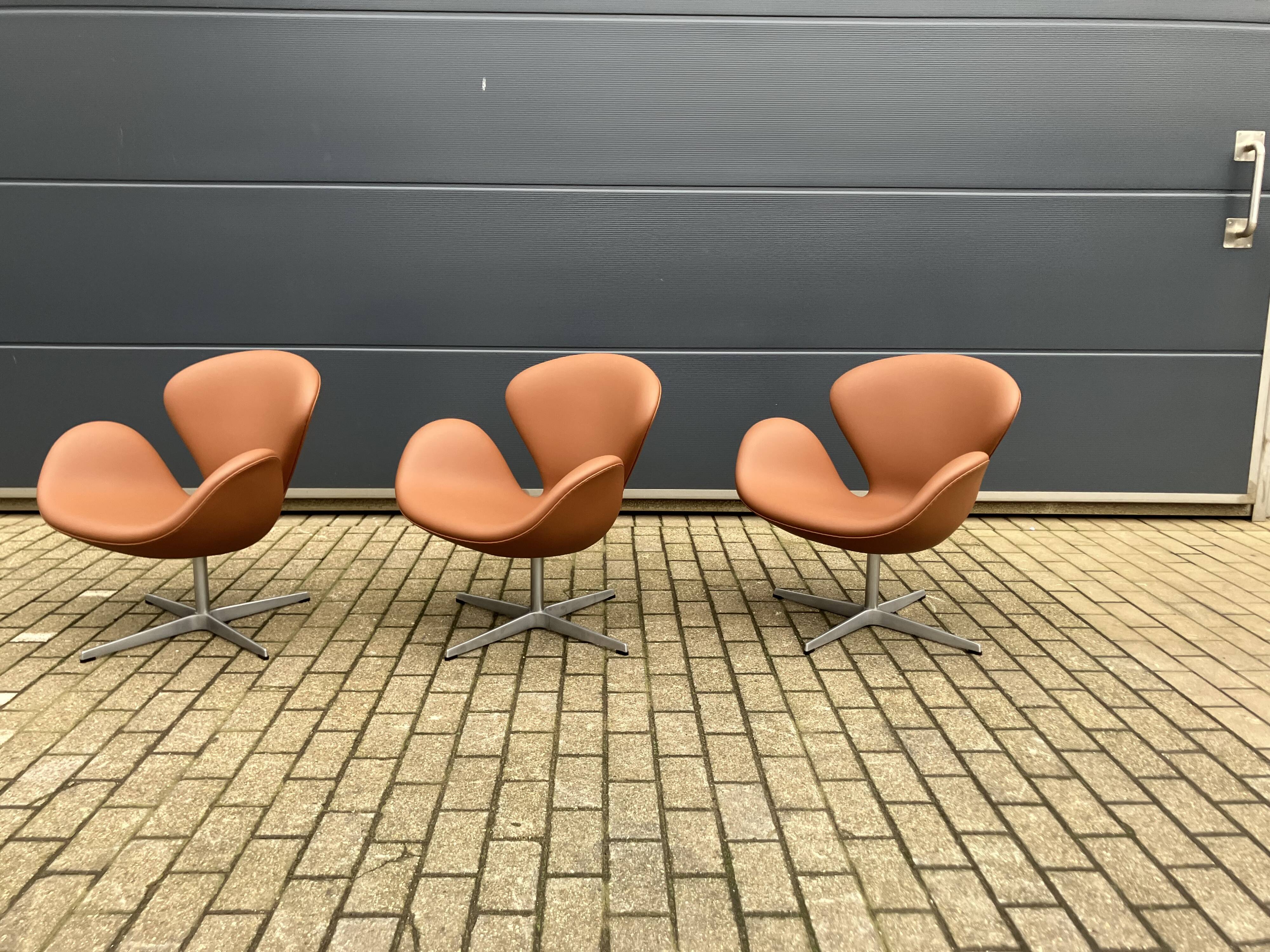 2x Fritz Hansen Swan chair by Arne Jacobsen, NEW condition!!