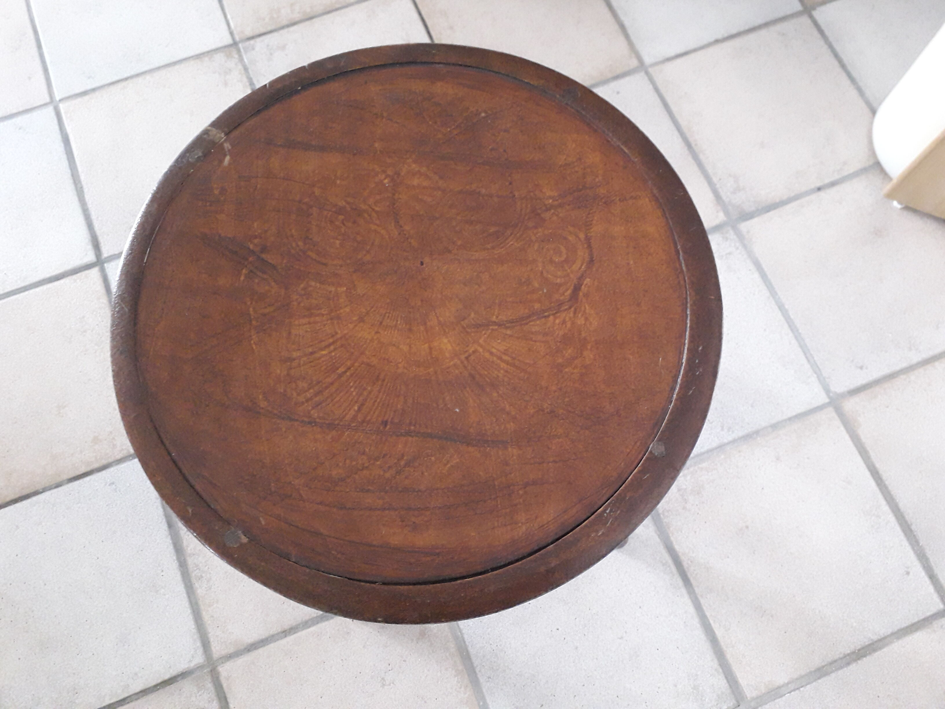 Curved wooden stool Luterma