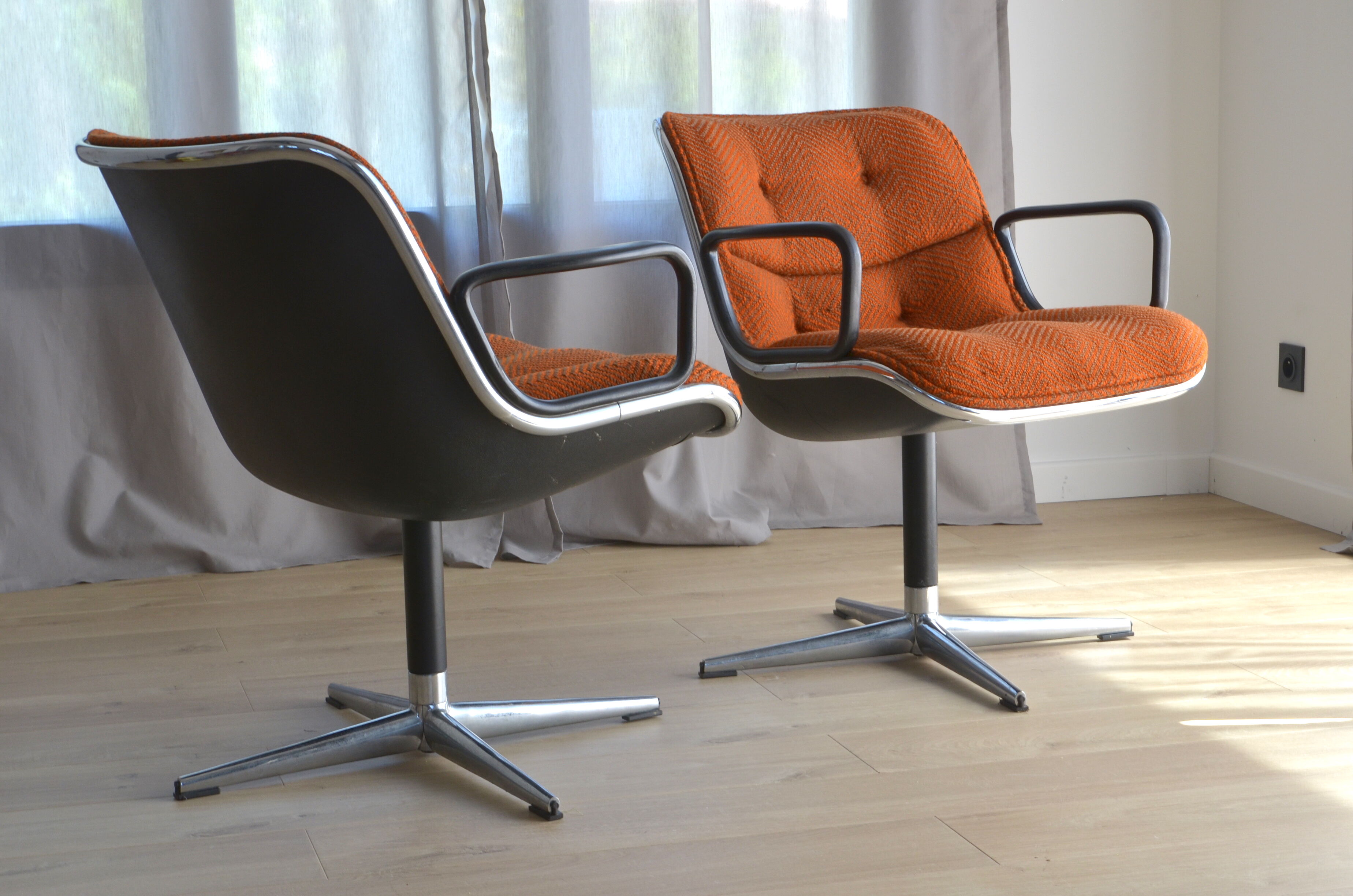 Pair of chairs by Charles Pollock, 1st edition, Edition Knoll