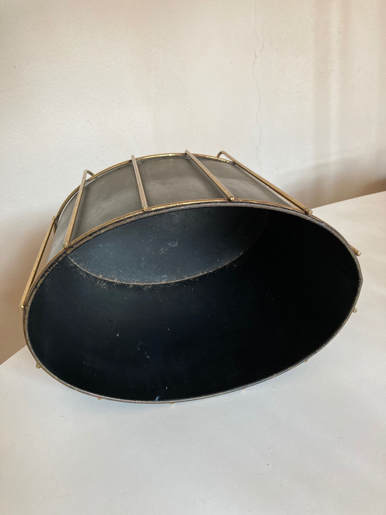 Modernist paper basket 1960 in black sheet metal and golden brass