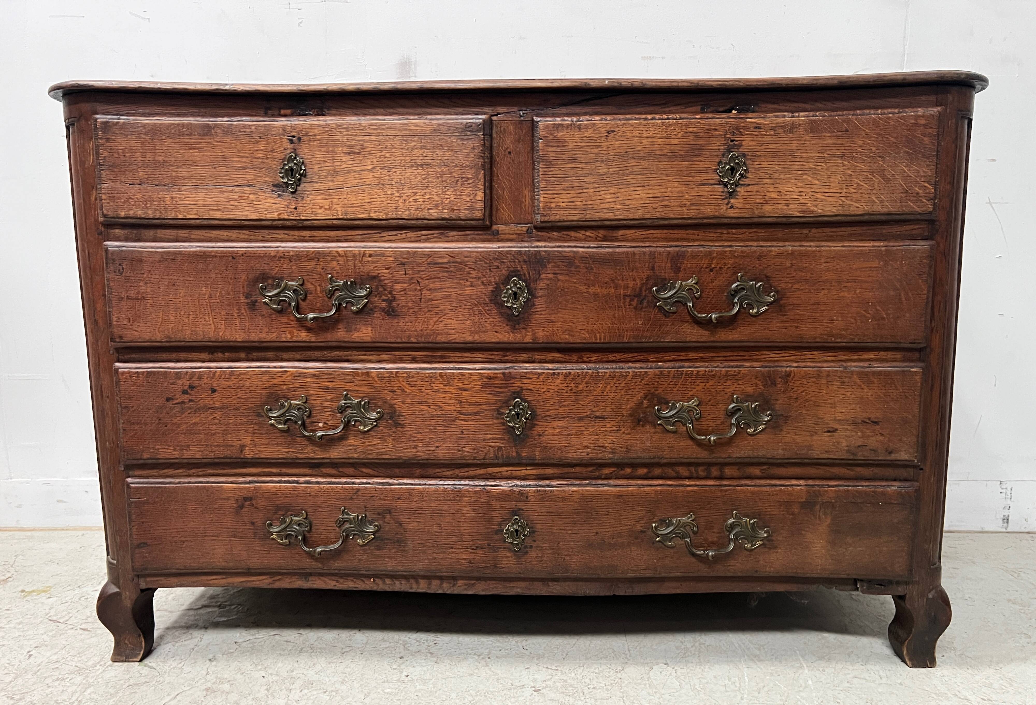 Louis XV chest of drawers in solid oak from the 18th century