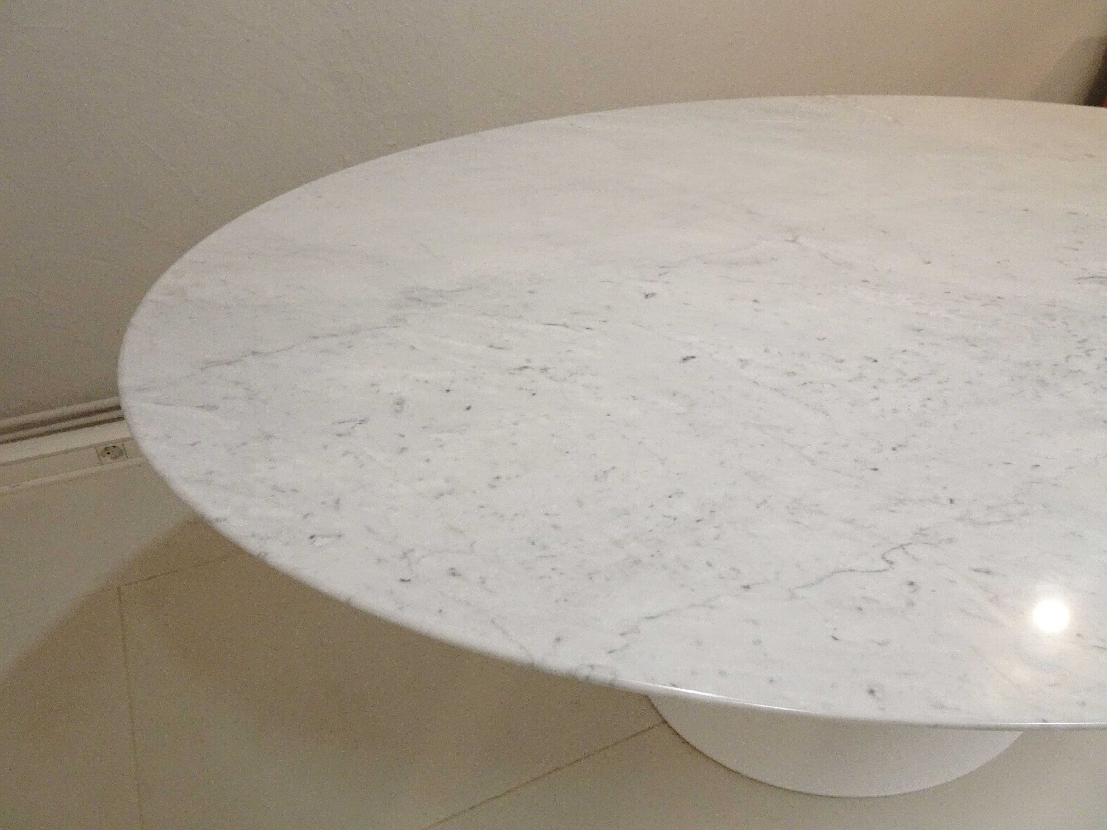 Knoll table in white square marble by Eero Saarinen