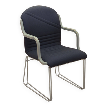 Chaise cantilever italienne des années 1990 avec revêtement en tissu bleu.