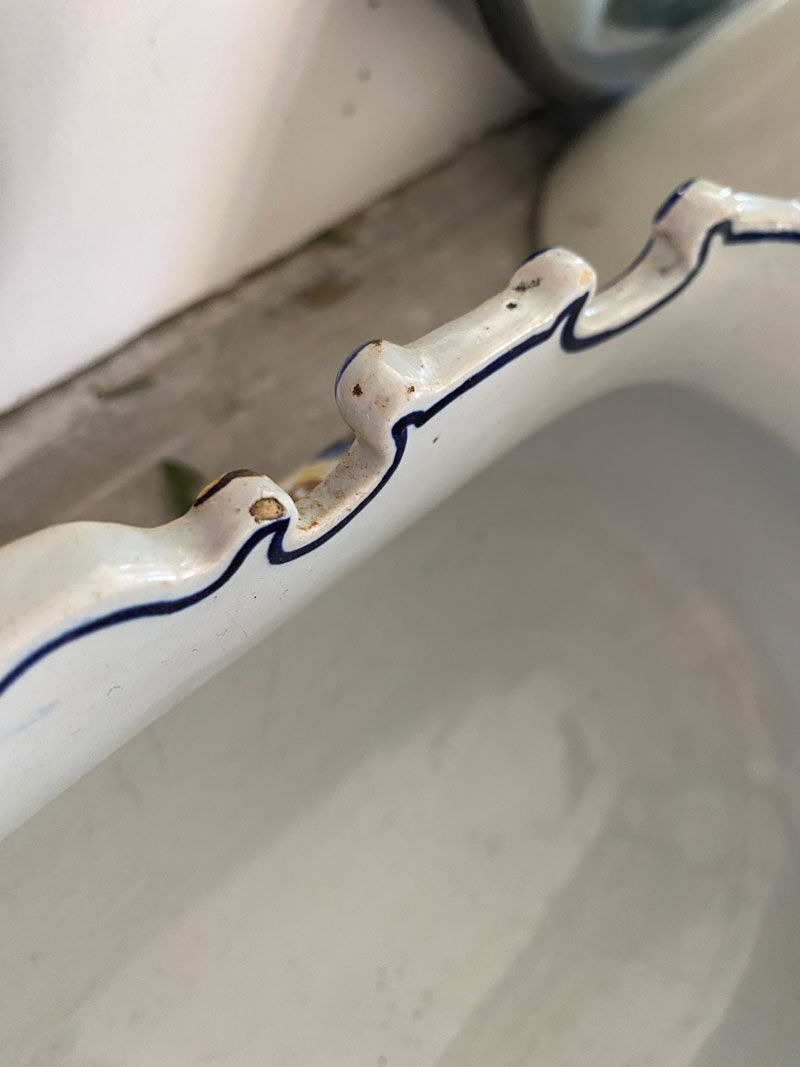 Large hollow dish / cut on feet