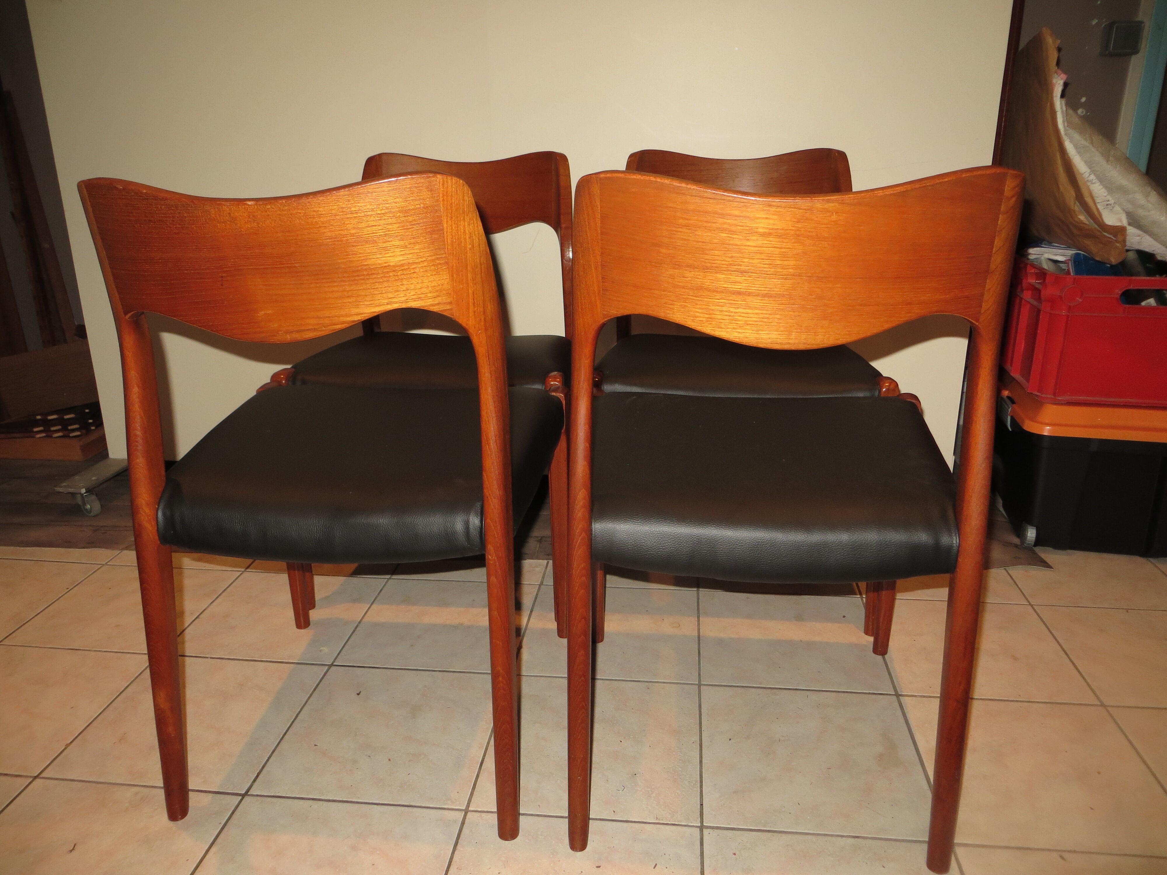 Suite de 4 chaises danoises en teck N.O.Moller N°71