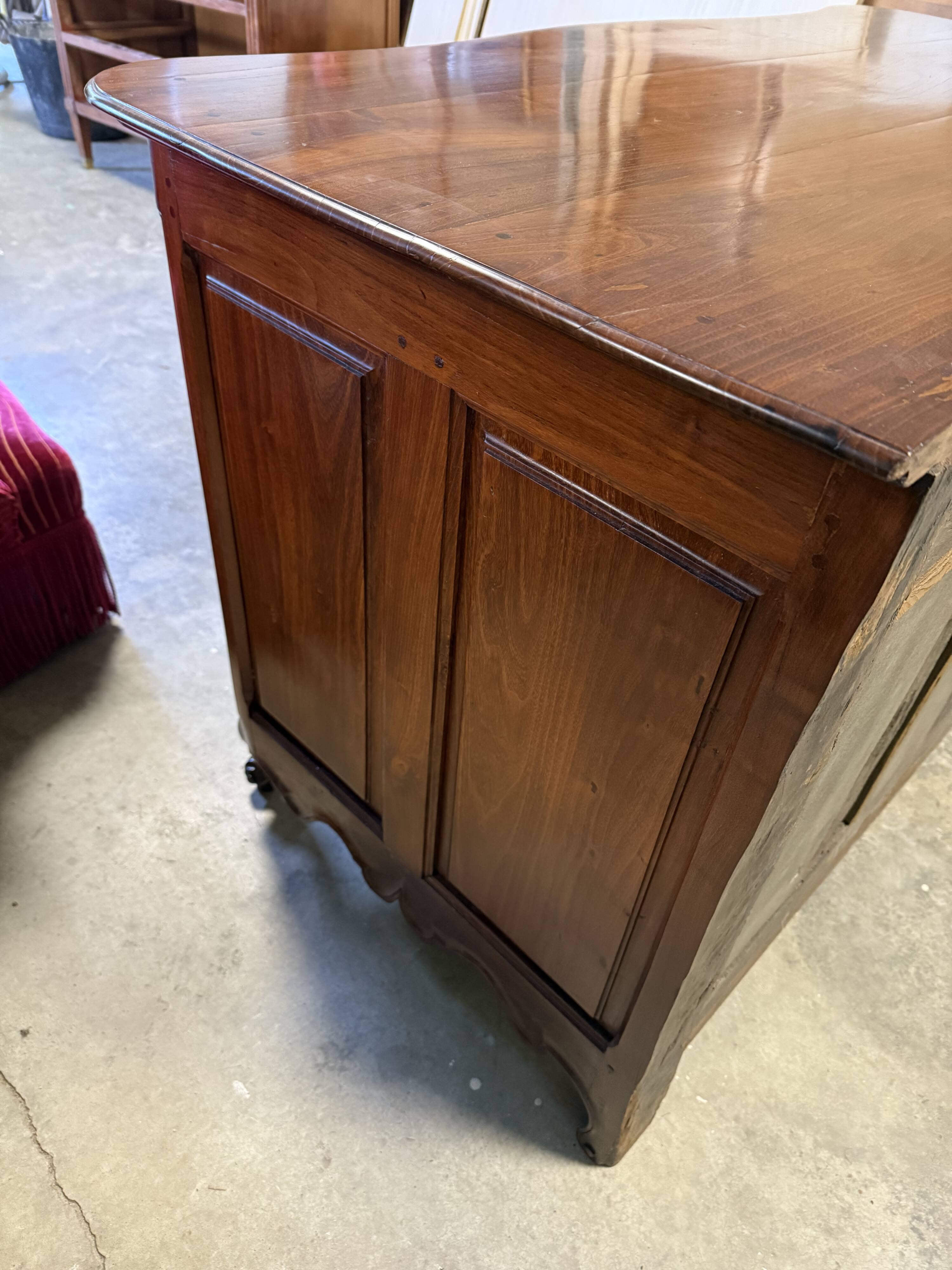 Louis XV curved chest of drawers