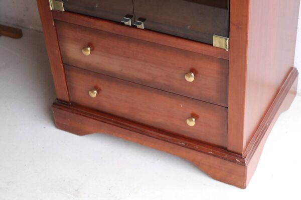 Petit meuble vitrine en merisier, portes en verre fumé – années 80