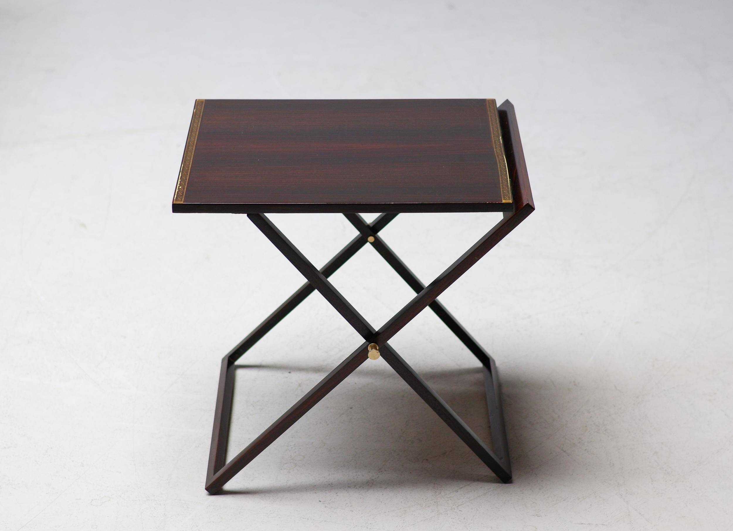 Ensemble de cinq tables d'appoint modernes en palissandre danois.