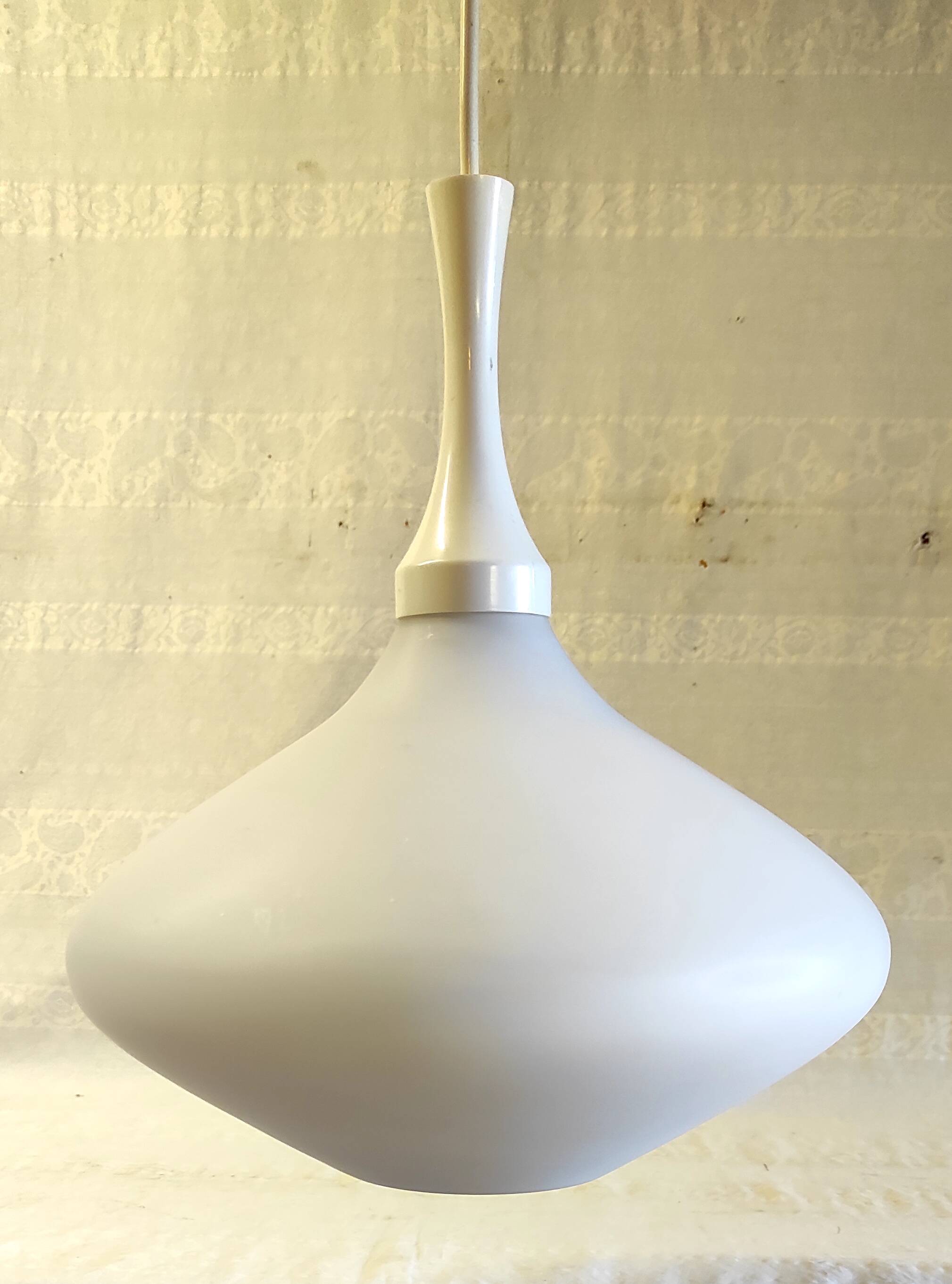 Suspension design en verre opalin - années 60/70