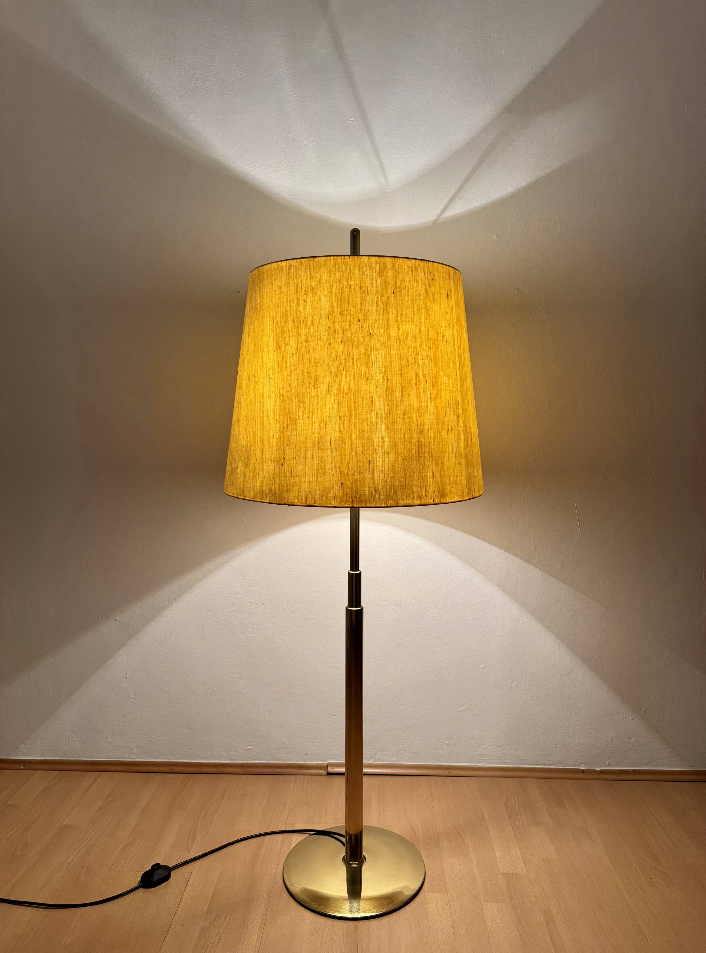Lampadaire télescopique réglable en laiton par Ingo Maurer pour Design M