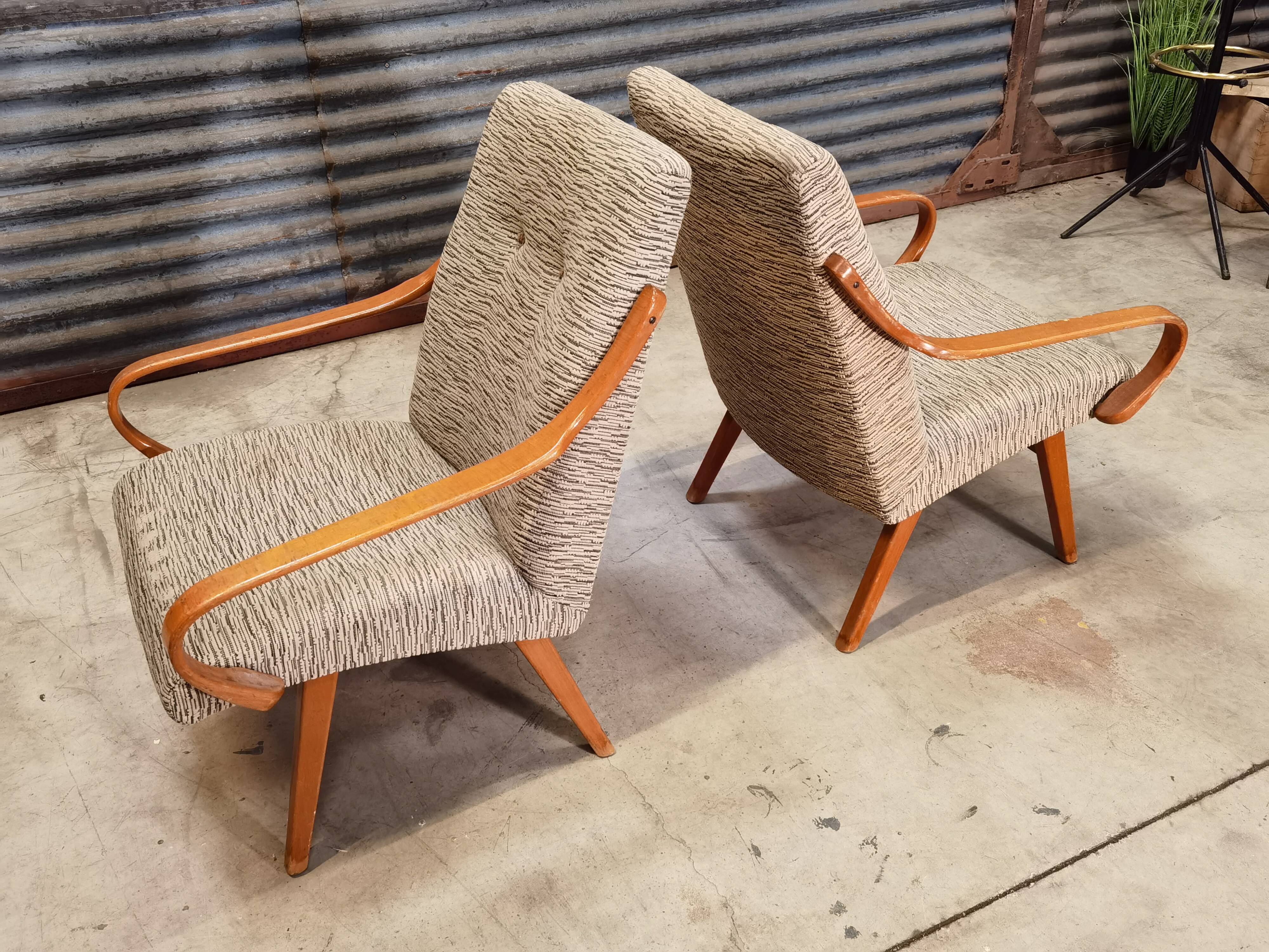 Paire de fauteuils 6953 de Jaroslav Smidek