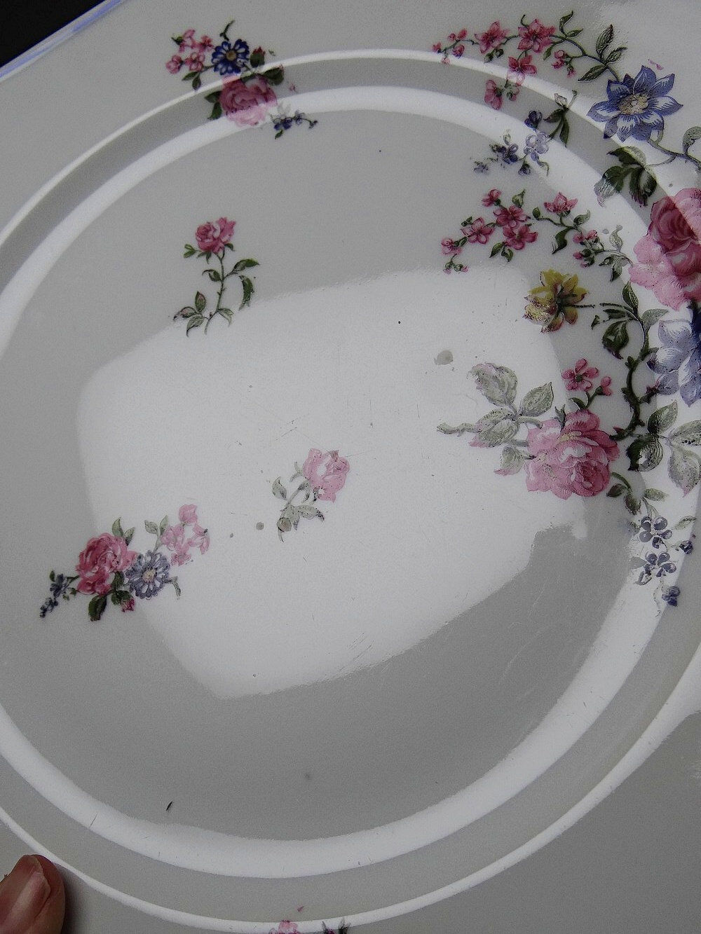 4 flat plates by Bernardaud, Limoges porcelain, floral decoration from the 1920s to 1950s.