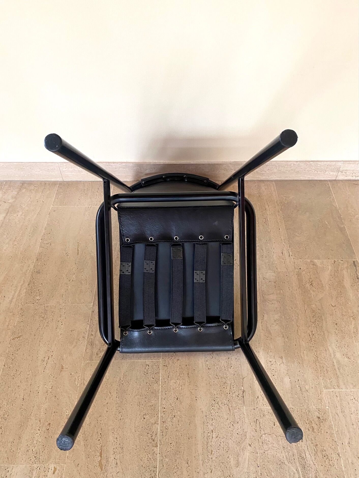 4 postmodern design chairs in black metal and leather, 1980's