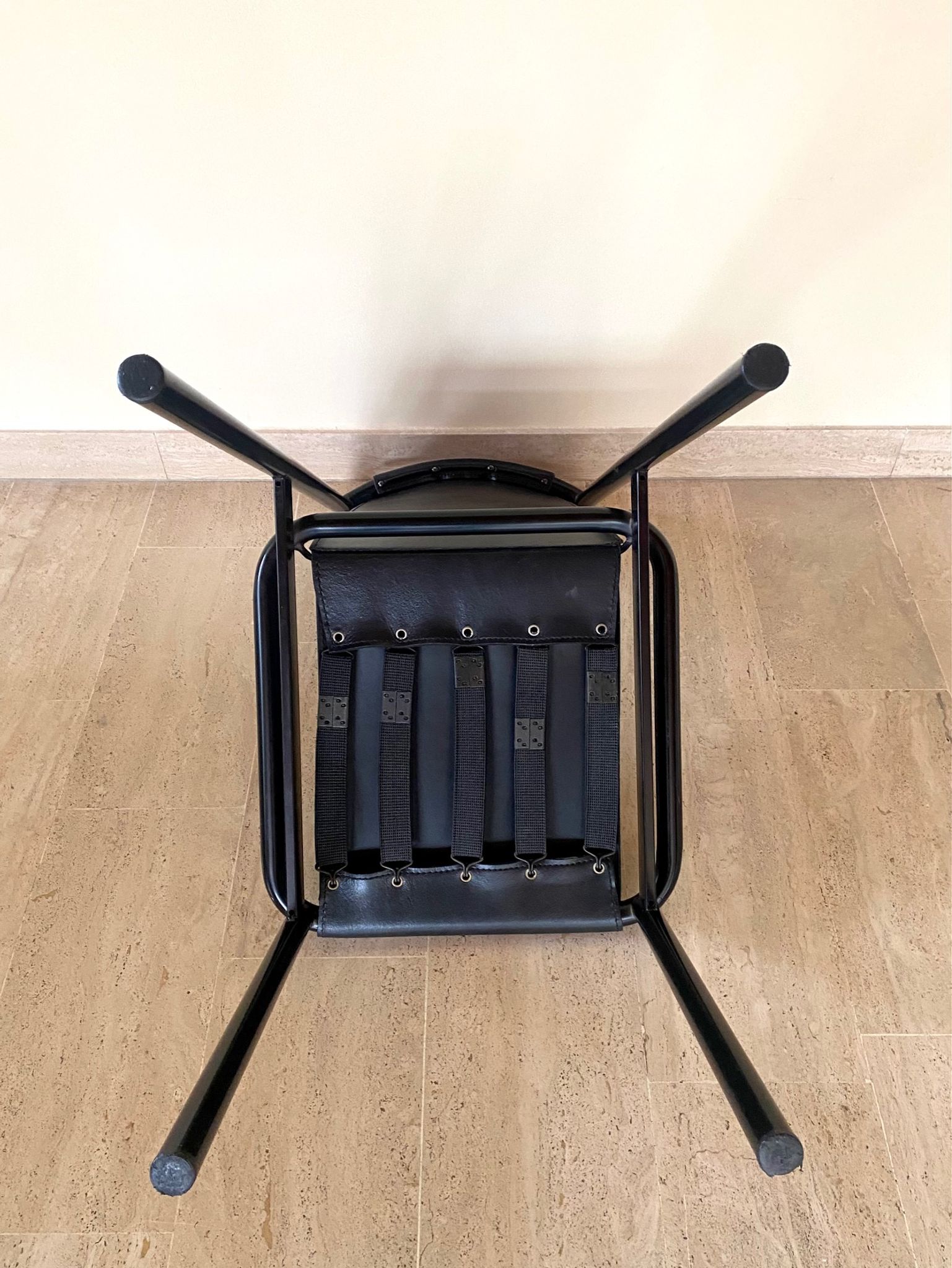 4 chaises design postmodernes en métal et cuir noires, 1980's
