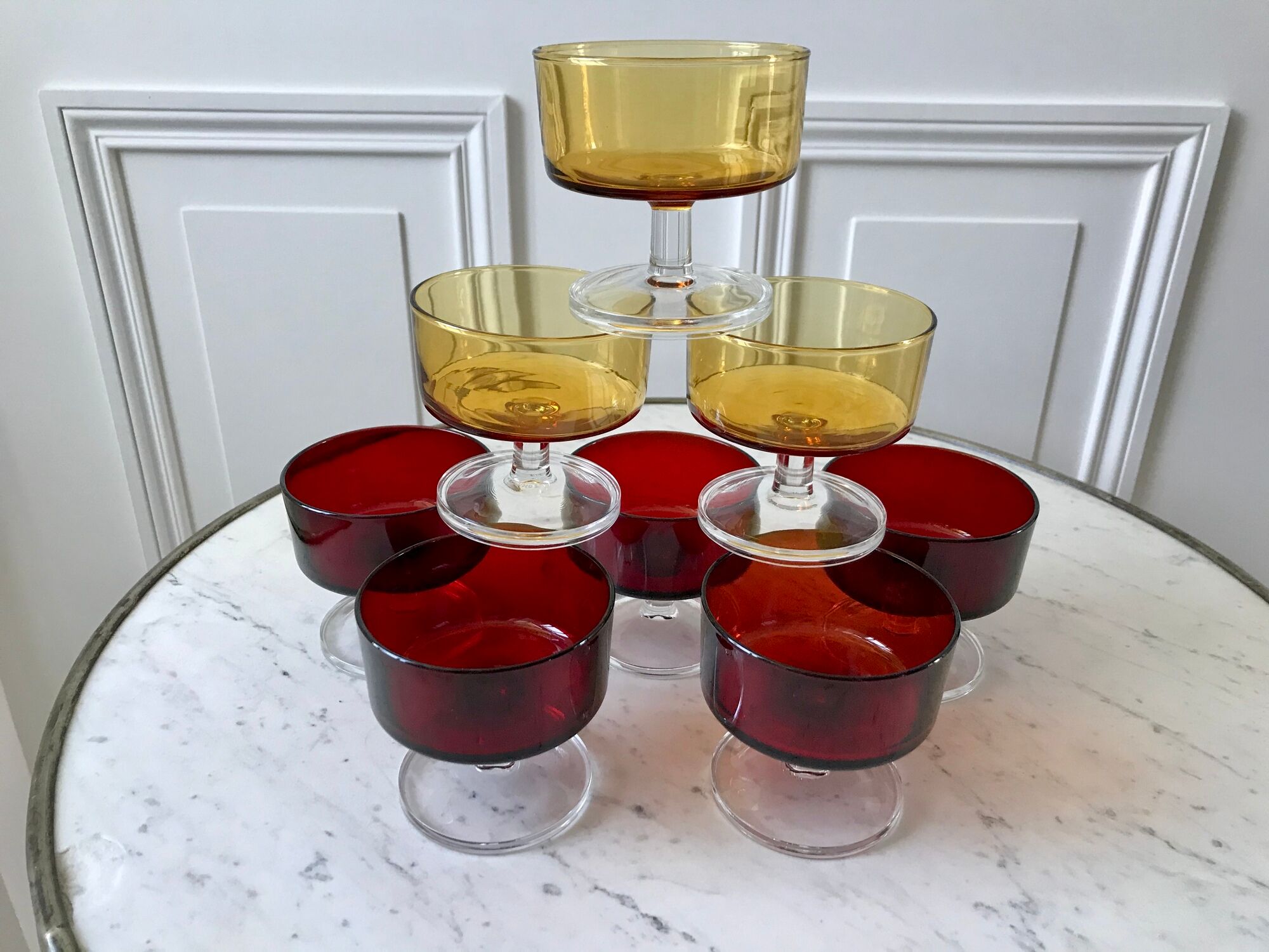 Set of 8 champagne glasses in amber colored glass and garnet 70s
