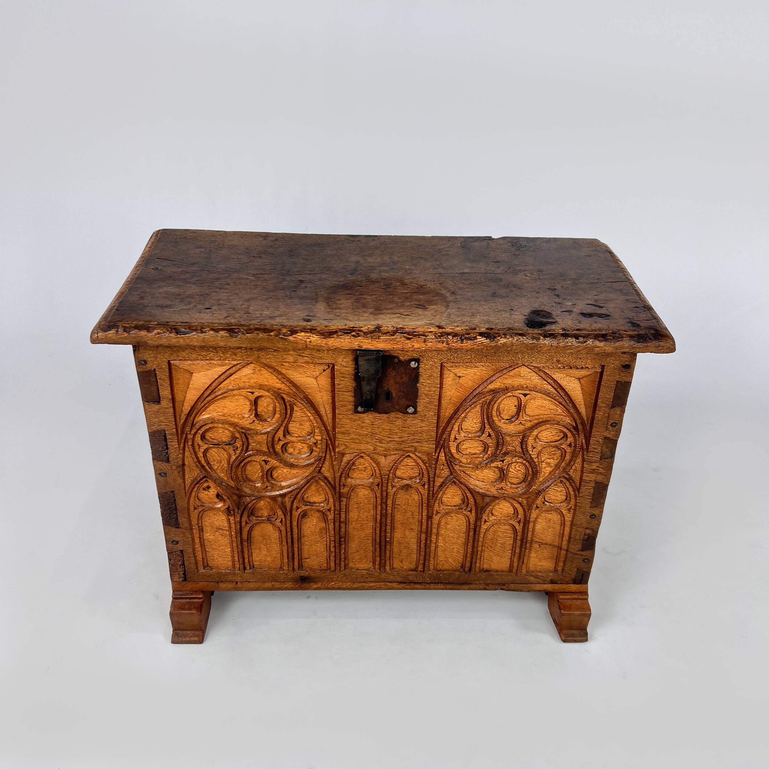 Commode Antique en Chêne avec Panneau Gothique Sculpté, 1900s