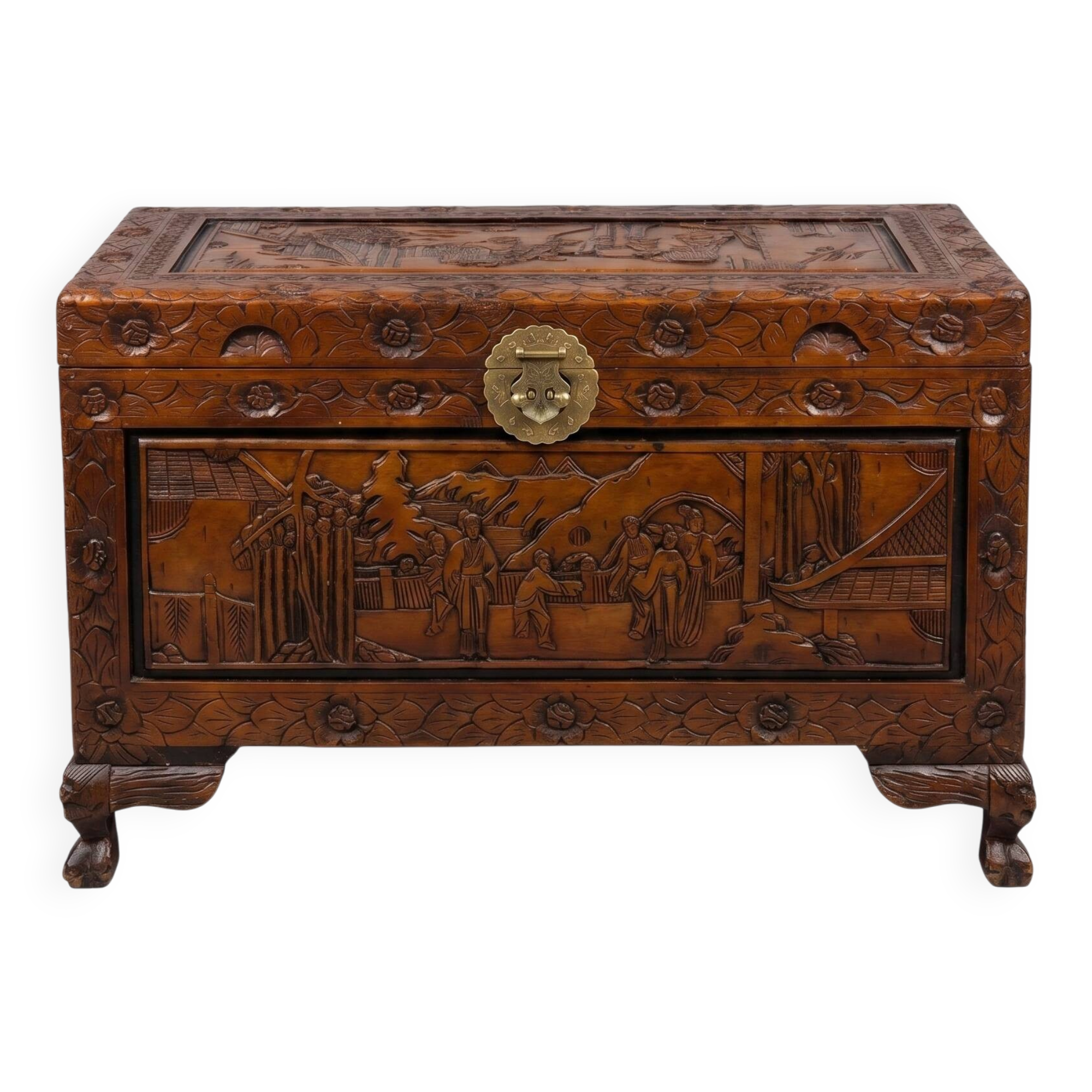 Coffre en bois sculpté