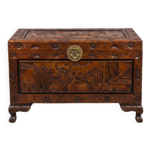 Coffre en bois sculpté