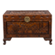 Coffre en bois sculpté