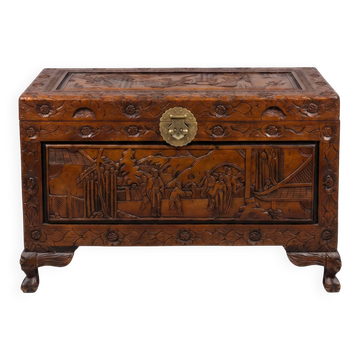Coffre en bois sculpté